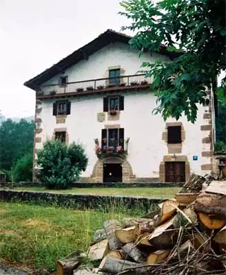 caserio Bertiz Matxikotena, en Oieregi, Bertizarana, Navarra
